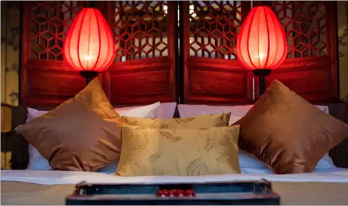 古典風(fēng)格的臥室床頭擺放兩盞宮燈