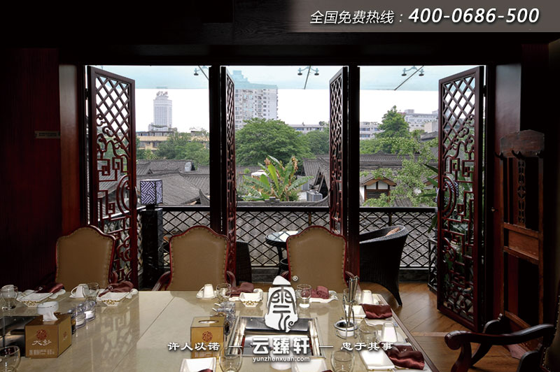 帶有陽(yáng)臺(tái)的火鍋店設(shè)計(jì)裝修效果圖